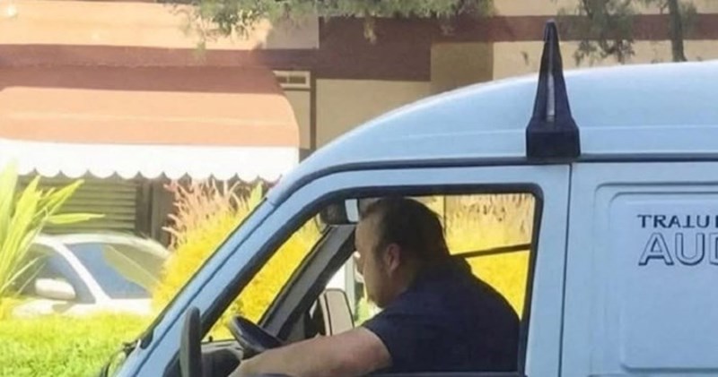 Tip ima servis za odštopavanje odvoda i na kombi je zalijepio najjaču moguću reklamu, hit je