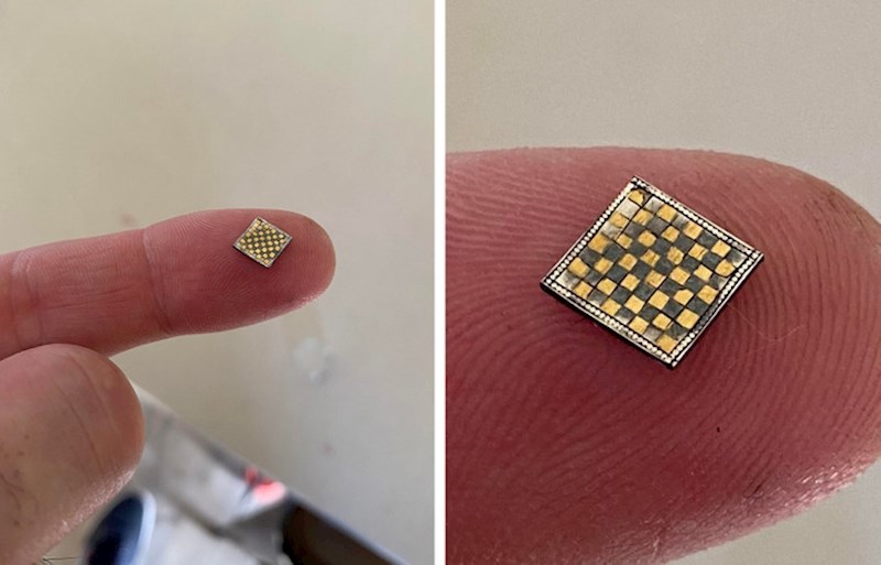 Jedna od manjih šahovskih ploča. Napravljena je od zlata i srebra