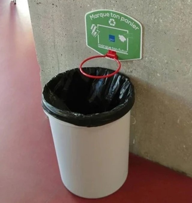 11. Stavili su obruč iznad koša kako bi potaknuli da djeca više bacaju smeće na pravo mjesto.