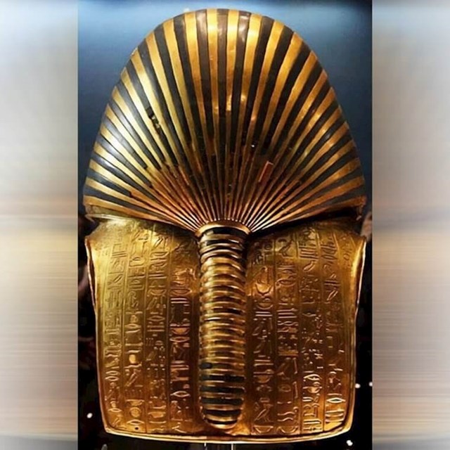Pozadina zlatne maske egipatskog faraona Tutankamona