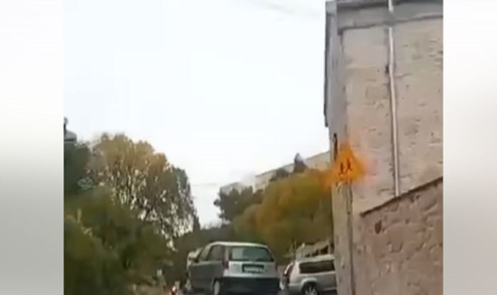 Fejsom se širi bizarna snimka iz Šibenika, pogledajte kako vučna služba prevozi ovaj auto