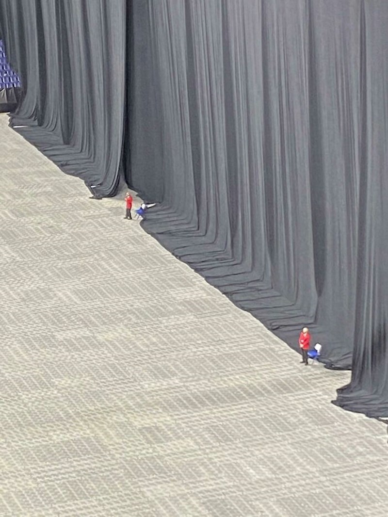 Pogledajte samo koliki su ljudi pored ovih divovskih zavjesa