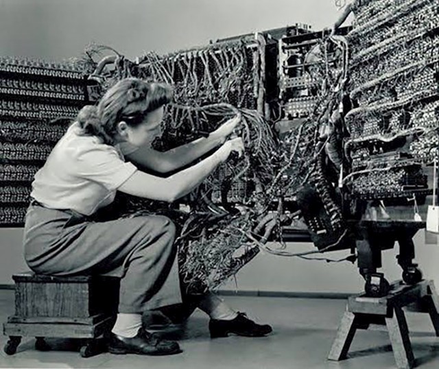 Inženjerka spaja IBM računalo 1948.