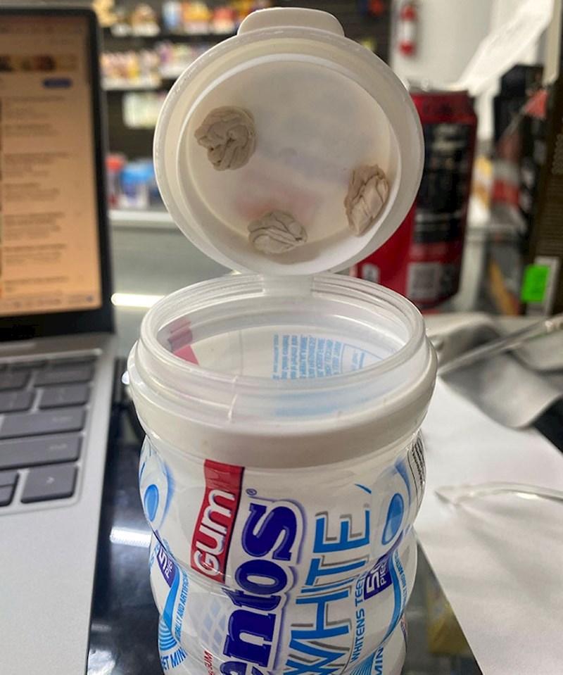 Kolegica uvijek ponudi žvakaće, ali kad otvori poklopac podsjeti me da u njemu čuva svoje stare žvakaće za poslije