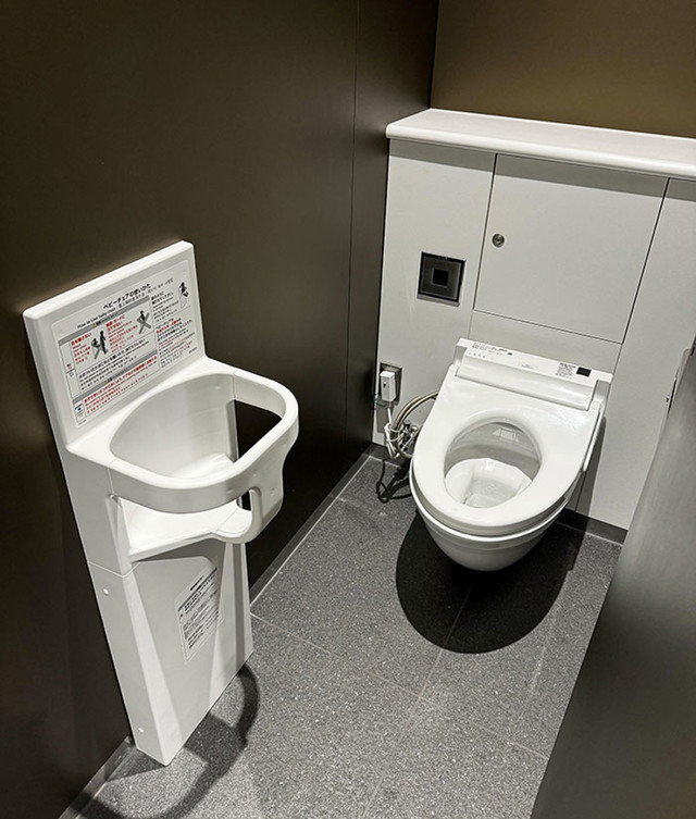 Zahod trgovačkog centra u Tokiju ima stolicu u koji možete staviti svoju bebu dok obavljate nuždu