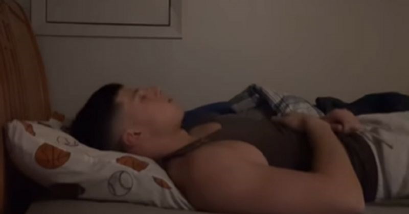 Ako ovo NE radite prije spavanja, čestitamo, normalni ste. Ali znamo da će se mnogi pronaći u videu