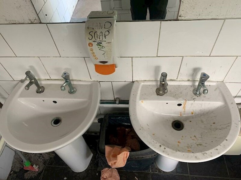 Ja uopće ne razumijem što se ovdje događa, ali umivaonik u muškom zahodu je ovakav svaka dva-tri dana