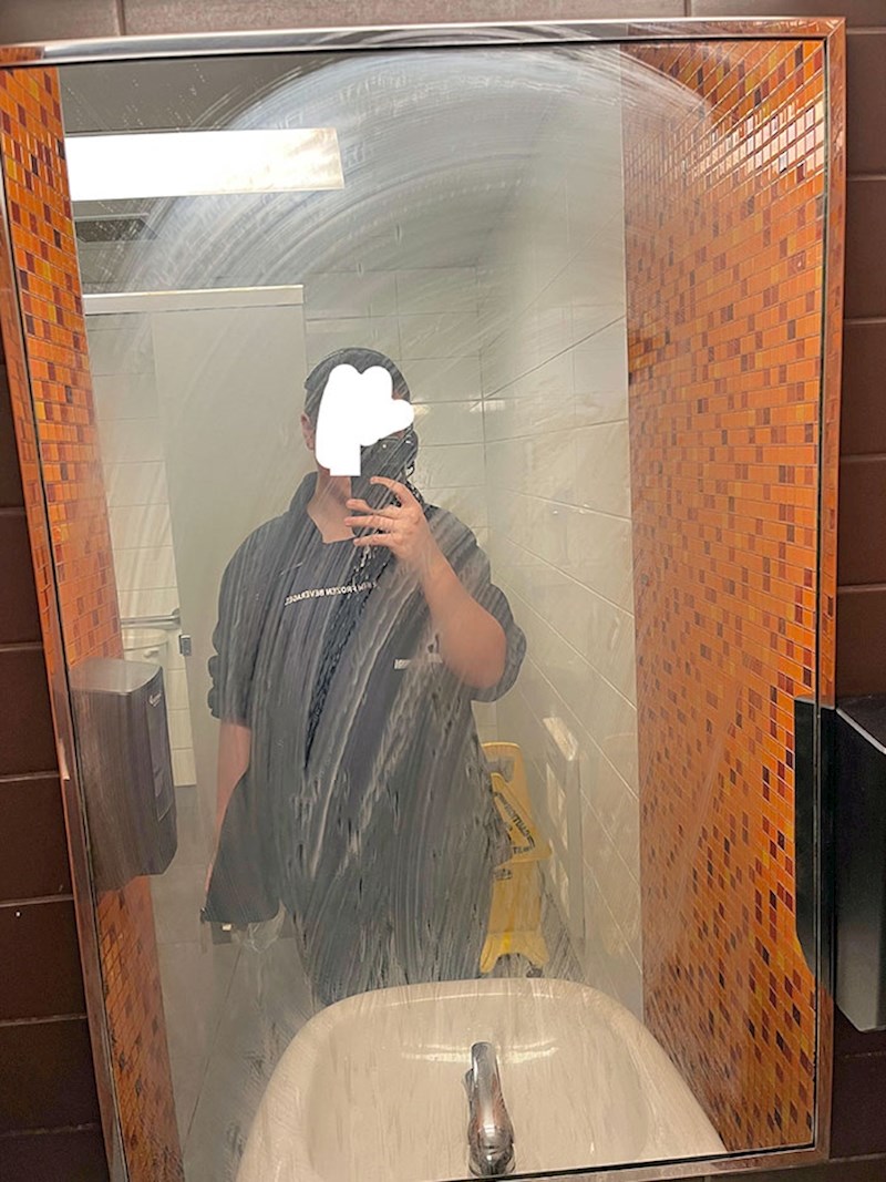 Kolegica me obavijestila da je očistila ogledalo u zahodu