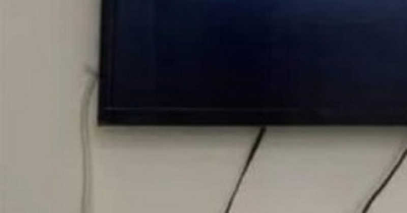 Kupio je TV na sumnjivo velikom popustu, kad ga je upalio imao je što vidjeti. Fotka je hit u regiji