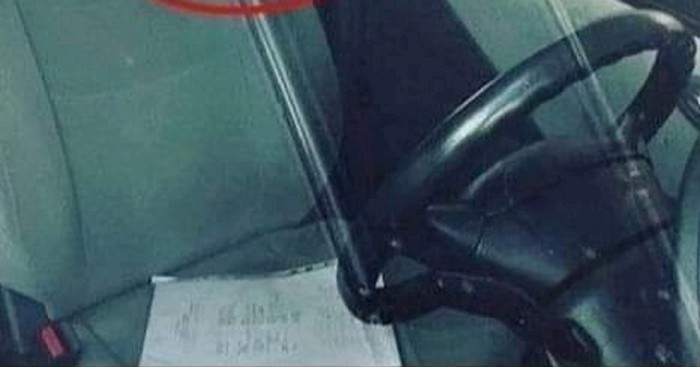 Netko je u ovom autu uočio najbizarniji osvježivač zraka ikad i morao ga svima pokazati. Ovo je hit!