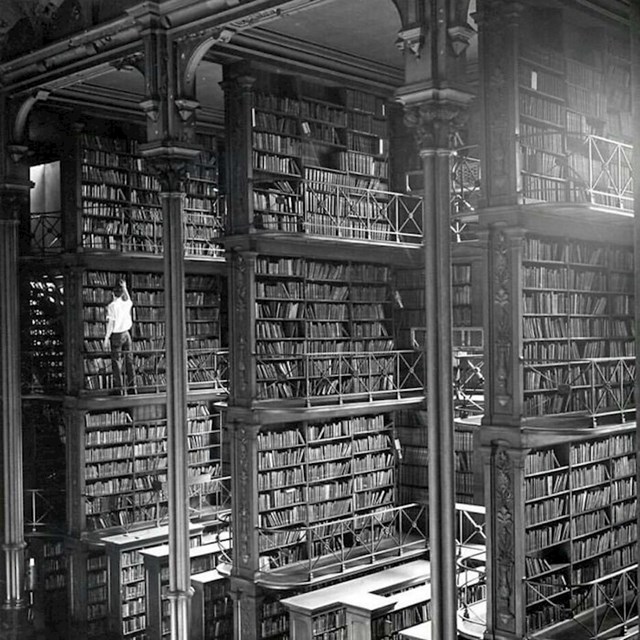 Čovjek pregledava knjige u javnoj knjižnici Cincinnatija, prije njenog rušenja 1955.