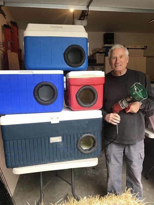 Ovaj čovjek reciklira stare prijenosne hladnjake u skloništa za mace lutalice za zimu!