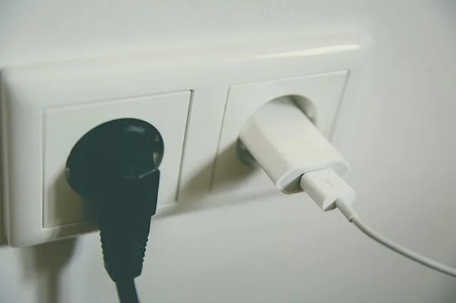 Optimalno je za vašu litij-ionsku bateriju pametnog telefona da je "napunite" i održite napunjenost između 40-80%, umjesto da je pustite da se isprazni do 0% i napunite je do kraja.