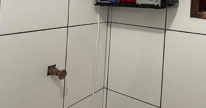 Tipu je trebala polica u tuš kabini, pa se snašao na urnebesan način i postao hit ja Fejsu! Plač je!