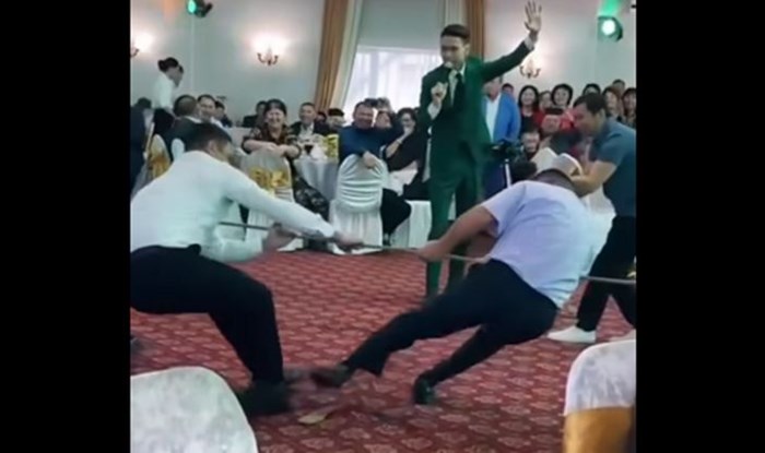 Igrali su se potezanja uža na svadbi, kada se tipu dogodio neobičan peh koji je ukrao cijeli show!