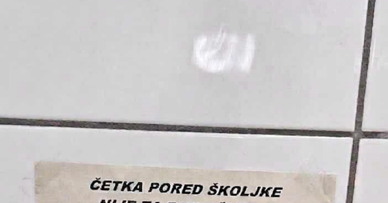 Gosti fotkaju najurnebesnije natpise u zahodima, ove godine se baš nakotilo bisera. Morate vidjeti