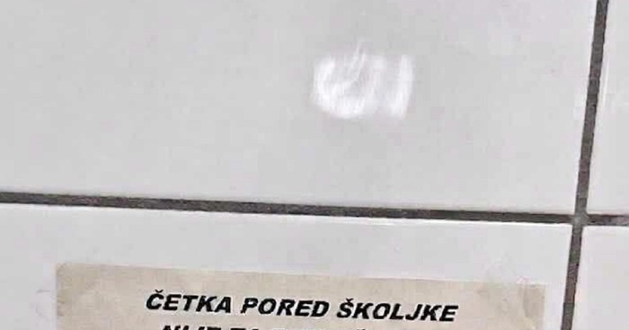 Gosti fotkaju najurnebesnije natpise u zahodima, ove godine se baš nakotilo bisera. Morate vidjeti