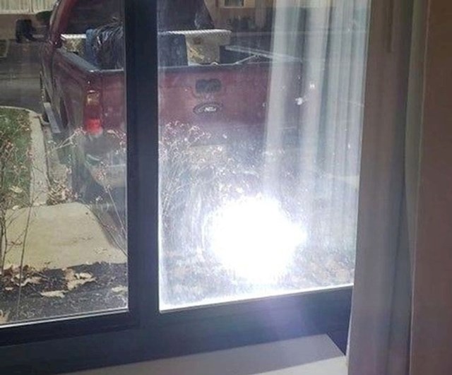 Reflektor tik ispod prozora spavaće sobe