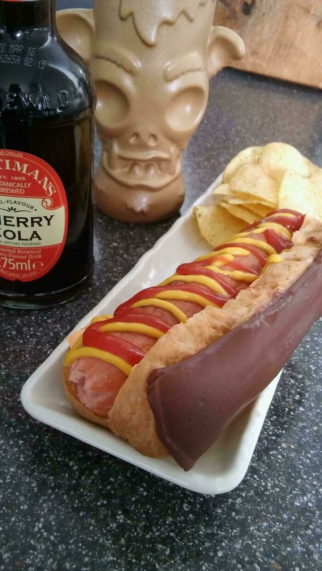 Hot dog u čokoladnom ekleru