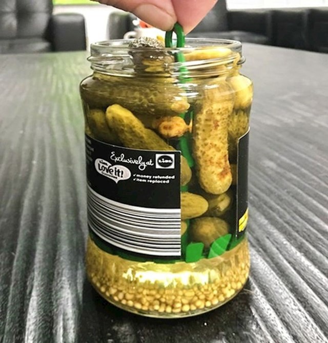 Pakiranje kiselih krastavaca koje ima u sebi male grablje