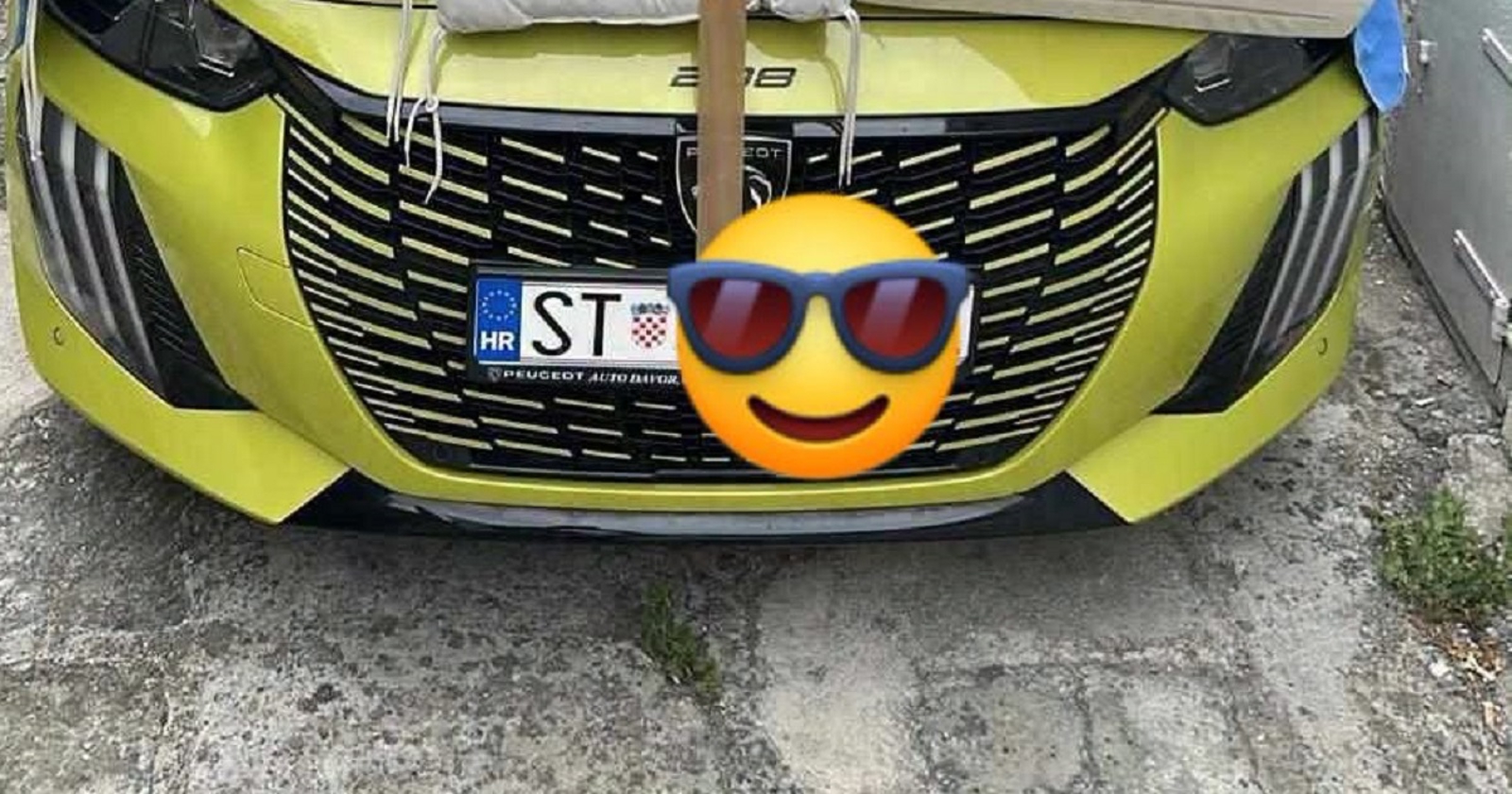 Način na koji je Splićanin zaštitio auto od tuče apsolutni je hit na Fejsu, morate vidjeti