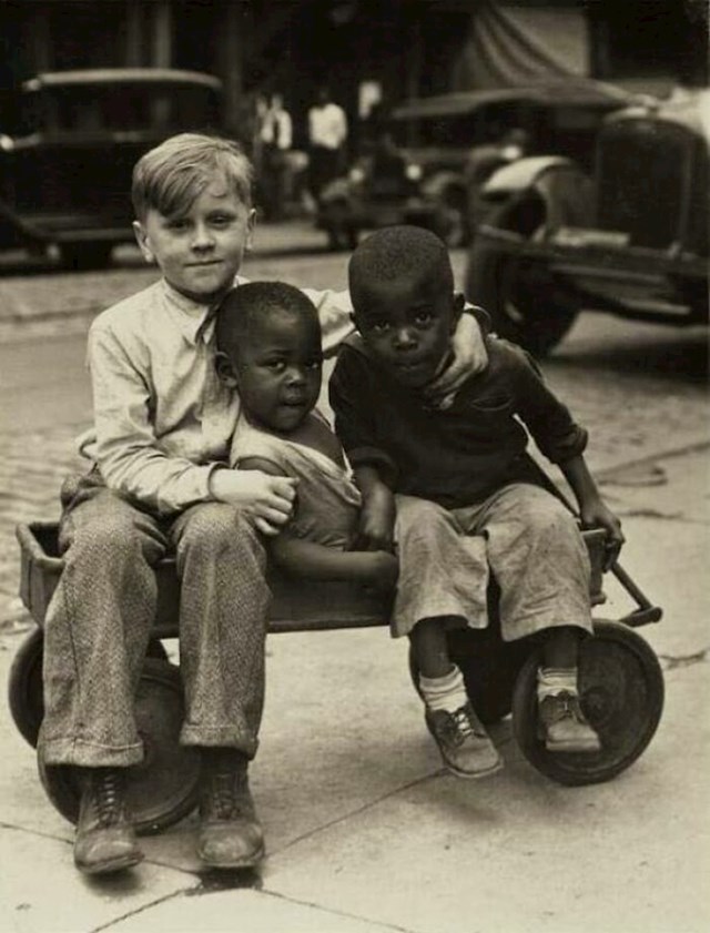 Tri mladića sjede u kolima na ulicama Pittsburgha, 1920.-1930.