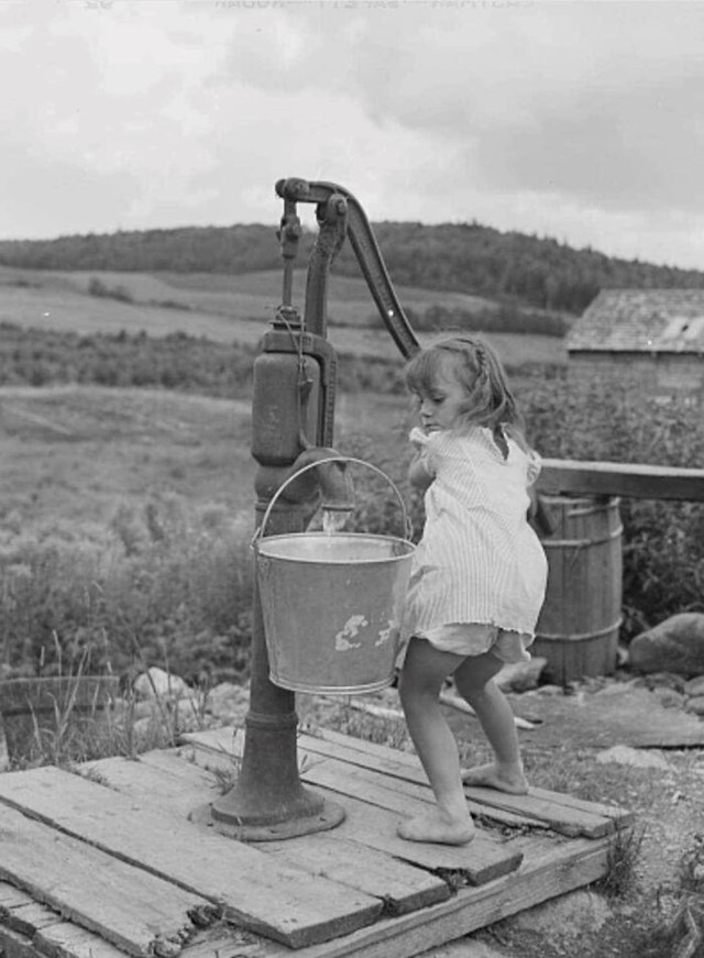 Djevojčica uzima vodu, Maine, 1942.
