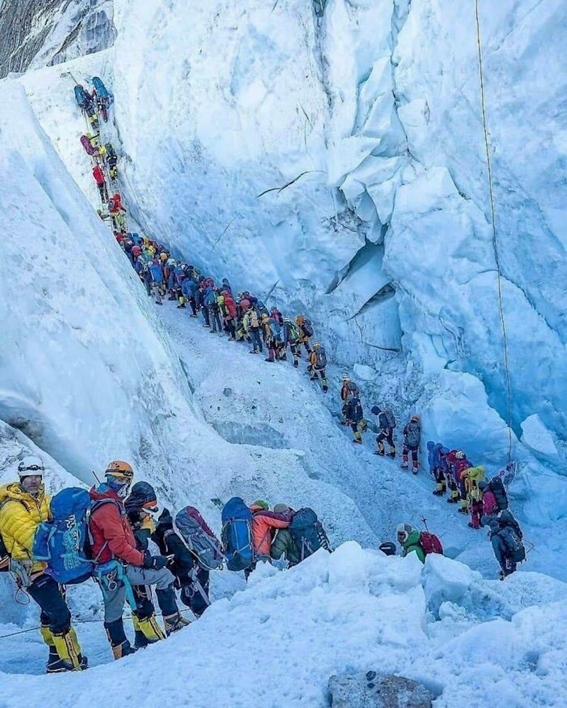 Penjanje na Mount Everest : Red na ledopadu Khumbu