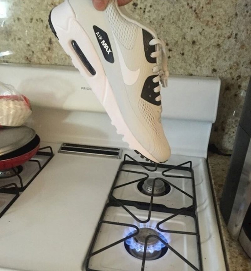 Nisam bio kući kada su mi dostavljene nove tenisice. Pitao sam brata da mi ih fotka: