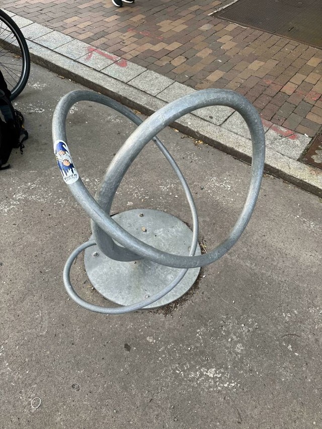 Stalak za bicikle koji je zapravo skulptura
