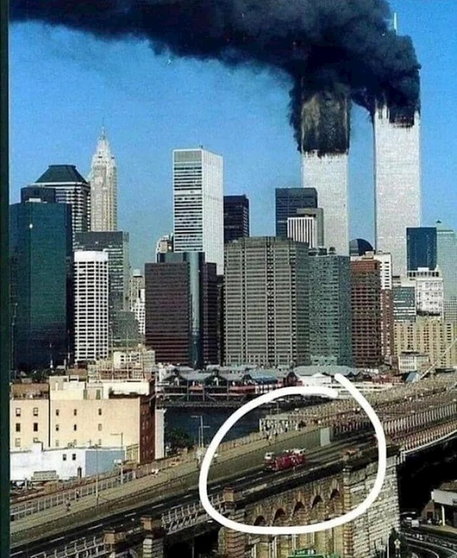 Vatrogasno vozilo 118 prelazi Brooklynski most do Svjetskog trgovačkog centra 11. rujna 2001.. Svi vatrogasci u kamionu poginuli su ubrzo nakon toga