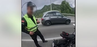 Snimka crnogorskog policajca nasmijala je Fejs, morate vidjeti kako strancu objašnjava prekršaj