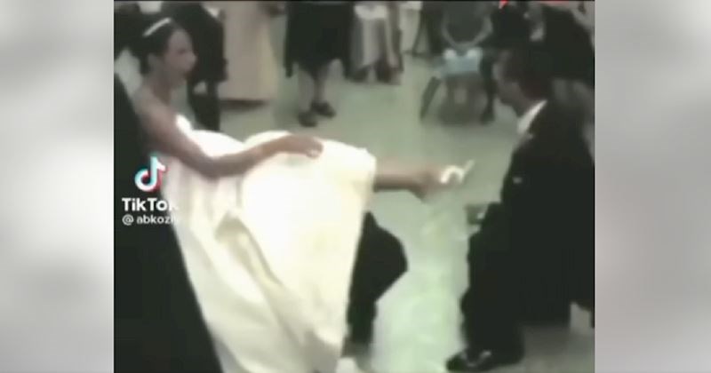 Mladoženja je skidao podvezicu mladoj, a potez ovog dječaka ukrao je cijelu pažnju. Morate vidjeti