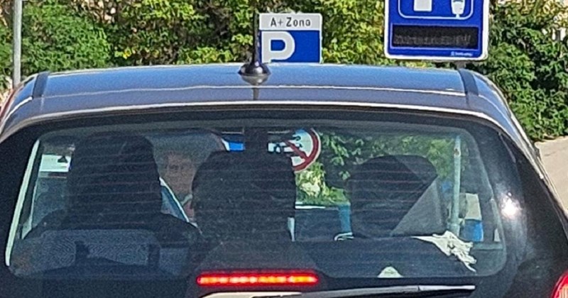 Detalj na autu ovog turista u Dalmaciji nasmijao je Fejs, ništa vam neće biti jasno kad ga vidite