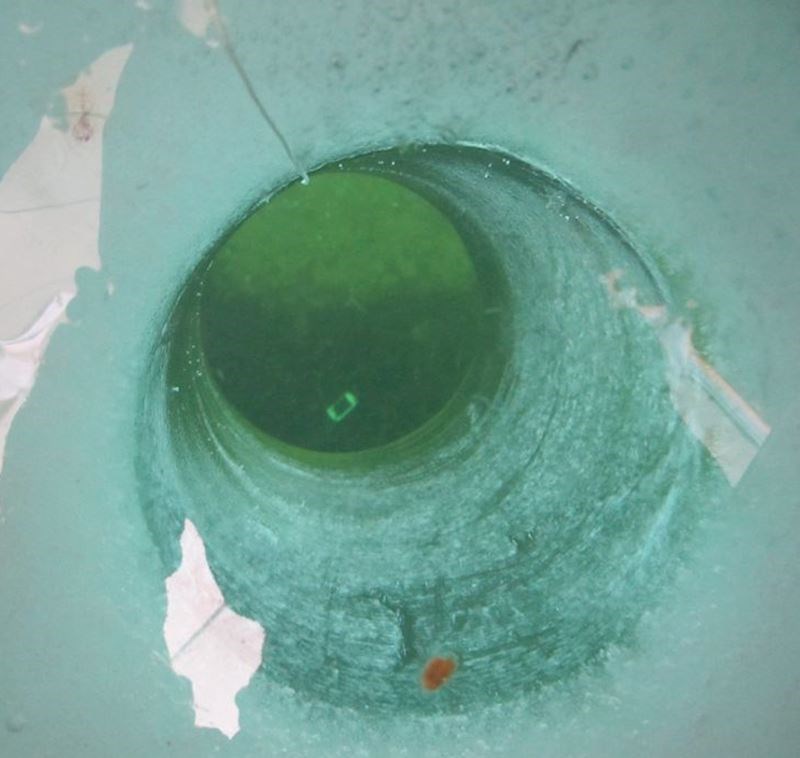 Frend je htio fotkati kako izgleda pecanje na ledu. Pogodite čiji je mobitel upao u rupu!