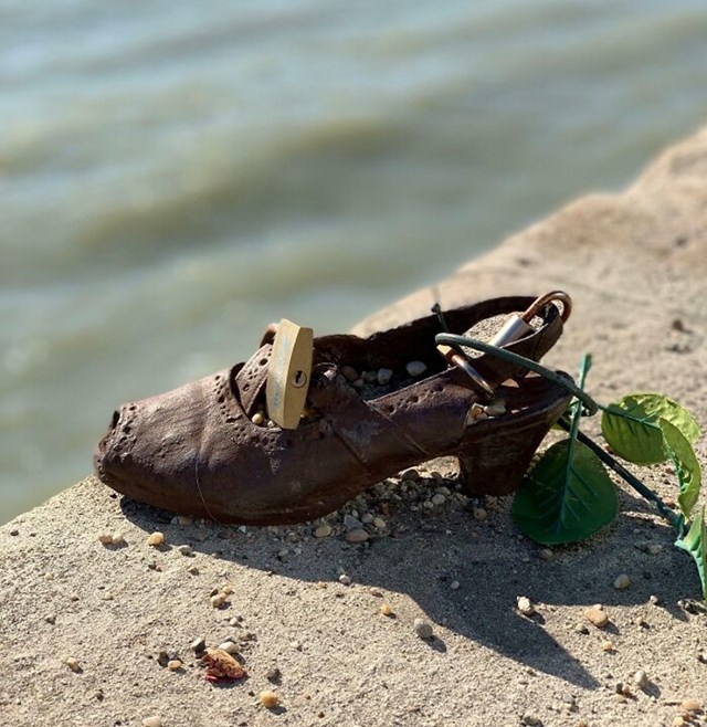 Turisti počeli stavljati "ljubavne katance" na cipele na Dunavu, spomenik 3500 ljudi koji su pogubljeni u Drugom svjetskom ratu nakon što im je rečeno da skinu cipele