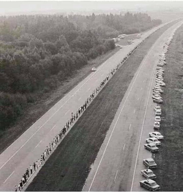 23. kolovoza 1989. oko 2 milijuna ljudi iz Latvije, Estonije i Litve formiralo je ljudski lanac