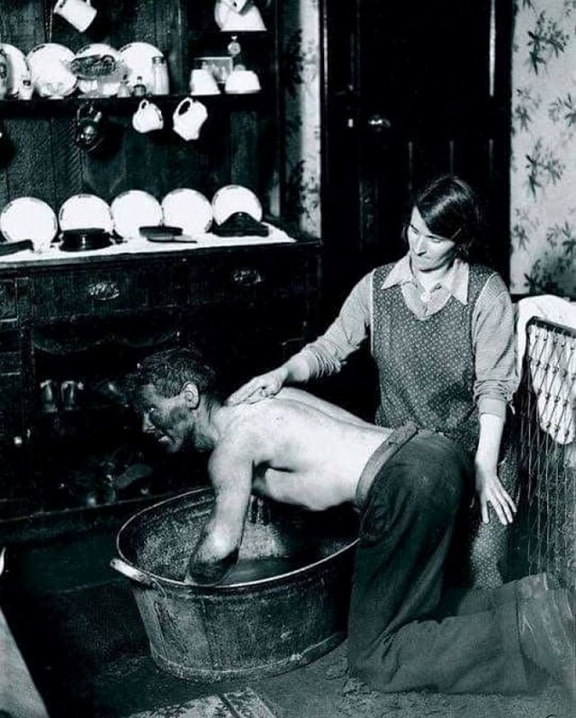 Velšanka kupa svog supruga, radnika u rudniku, 1931.