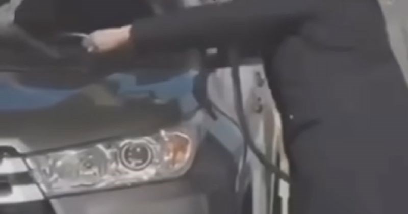 Snimka žene koja pere auto na pumpi obišla je svijet, sve će vam biti jasno kad vidite čime ga pere