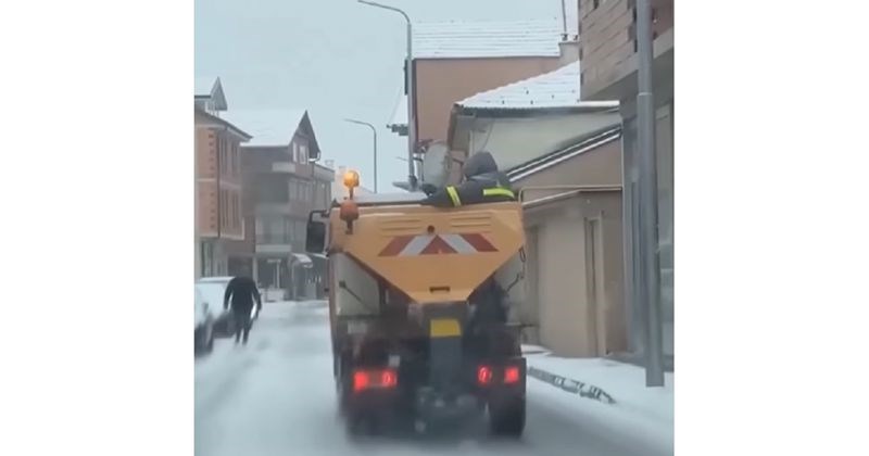 Tip iz Srbije postao je hit u regiji zbog načina na koji posipa sol po cesti, morate vidjeti
