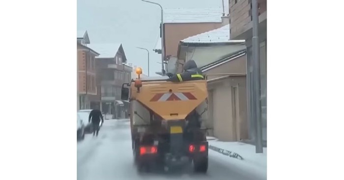 Tip iz Srbije postao je hit u regiji zbog načina na koji posipa sol po cesti, morate vidjeti