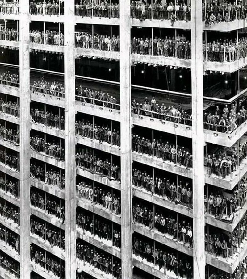 3000 muškaraca koji su pomogli u izgradnji banke Chase Manhattan visoke 810 stopa (246 m) poziraju za fotografiju pred kraj građevinskih radova. New York City, SAD. kolovoza 1964.