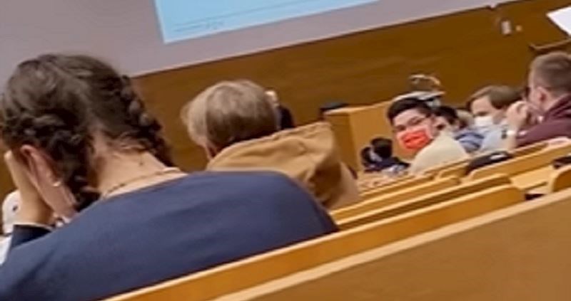 Profa je zabranio laptope na satu, student izazvao opće oduševljenje onim što je donio. Video je hit