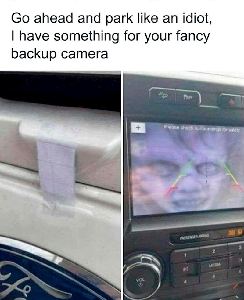 14. Tip uvijek parkira kao idiot pa se netko od susjeda pobrinuo za osvetu i zalijepio mu ovo na kameru auta