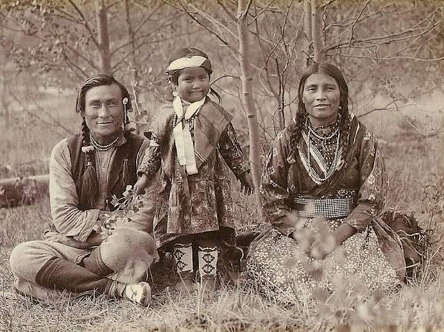 Indijanac Samson Beaver sa svojom suprugom Leah i njihovom kćeri Frances Louise, 1907.