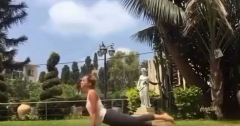 Snimala se dok je radila jogu, kada je u kadar uletio pas. Ono što je napravio nasmijalo je milijune