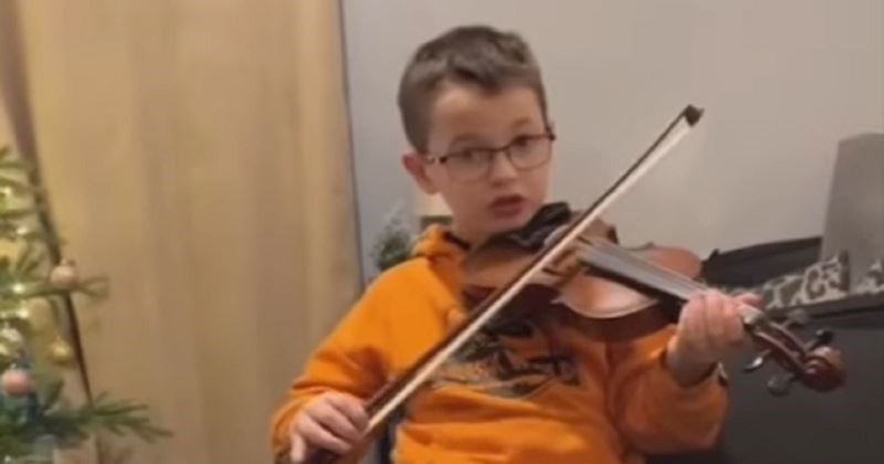 Komična snimka u samo 8 sekundi objasnila je sve razlike između prvog i drugog djeteta, hit je!