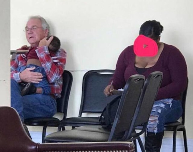 Ovaj muškarac se ponudio da čuva bebu ove žene dok je ona ispunjavala papirologiju u liječničkoj ordinaciji