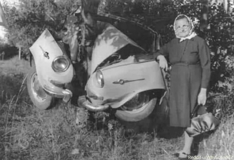 Baka pored auta, nakon što se njime zabila u stablo