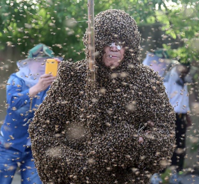 Čovjek prekriven s najviše pčela